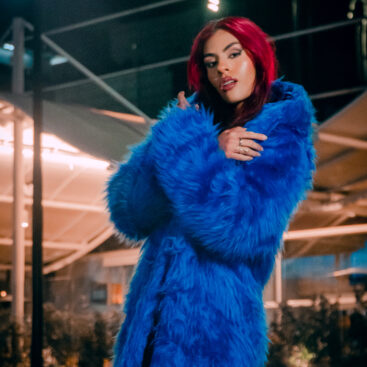 "Abrigos VIP diseñados para mujeres que inspiran, conquistan y brillan. 💎💙🧥👠